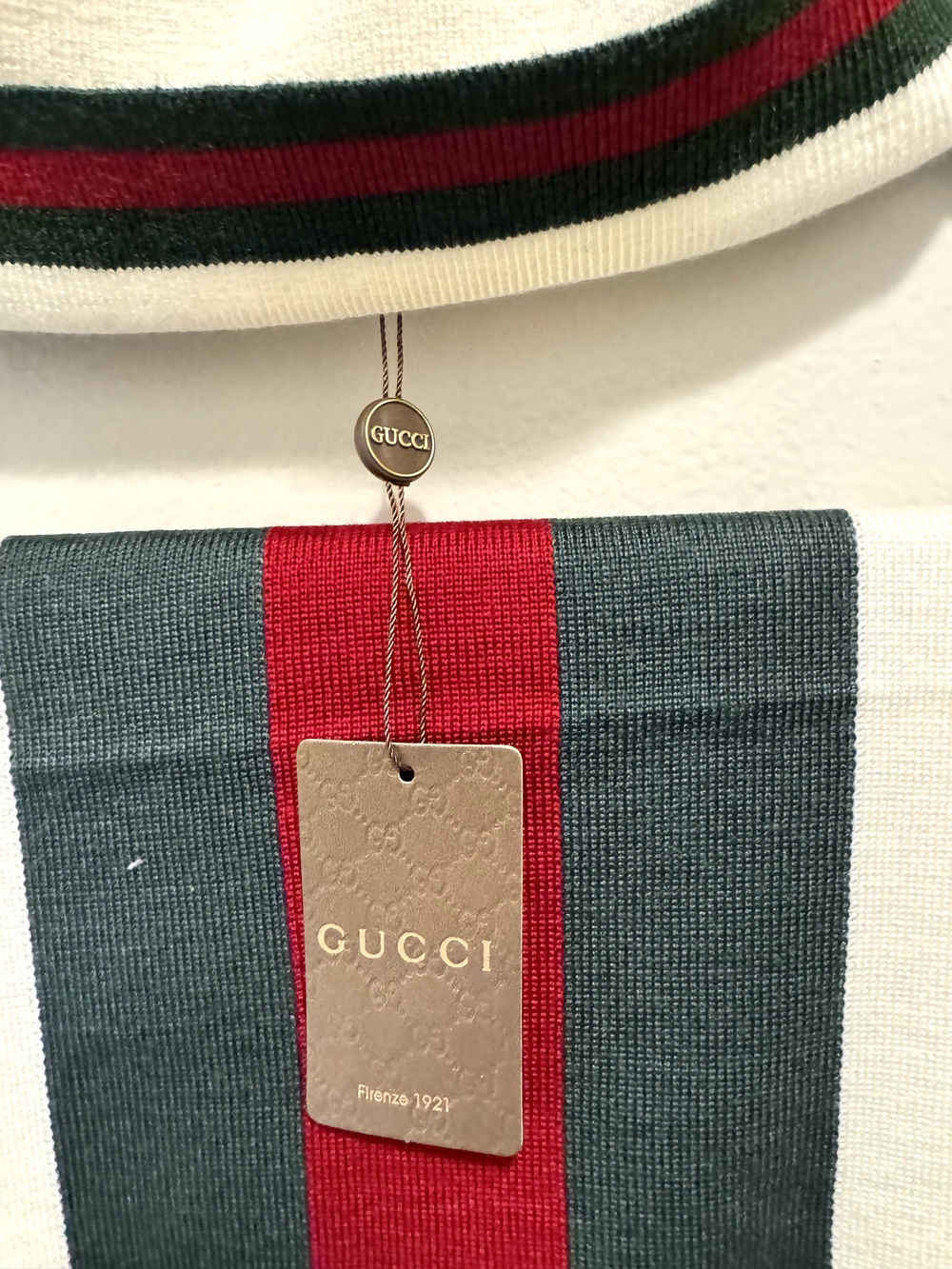 Gucci Cream Beanie and Scarf Set with Green and Red Stripes - Picture 4 of 5